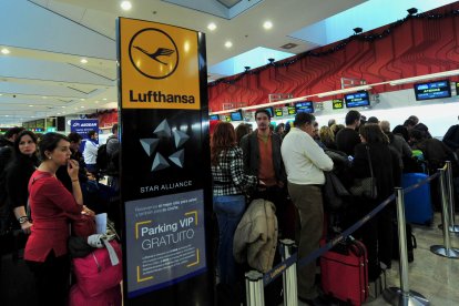 Imagen n.° 12685740 (101205) -- MADRID, 5 de diciembre de 2010 (Xinhua) -- Pasajeros esperan para facturar en un mostrador del Aeropuerto de Barajas, Madrid, el 5 de diciembre de 2010. Los aeropuertos españoles intentaban descongestionar sus aeropuertos y volver lentamente a la normalidad el domingo, un día después del fin de una huelga salvaje de controladores aéreos. Xinhua/Landov