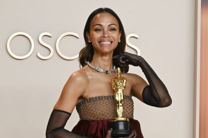 Zoe Saldana posa con el premio Óscar a Mejor Actriz de Reparto obtenido en 2025