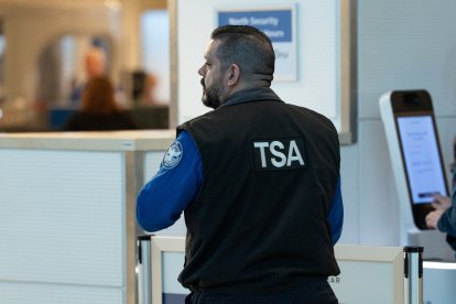 Un agente de la Administración de Seguridad del Transporte (TSA) trabaja en un puesto de control de seguridad