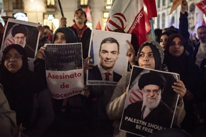 En la ciudad española Barcelona, Manifestantes en contra de la operación conjunta estadounidense-israelí contra Irán llevan carteles con la imagen del difunto supremo líder iraní Alí Jamenei y del presidente del Gobierno español, Pedro Sánchez
