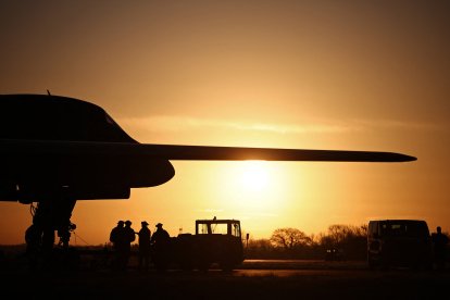 La USAF trabaja bajo un bombardero B‑1