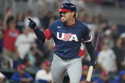 El estadounidense Gunnar Henderson hace un gesto a sus compañeros tras conectar un jonrón durante la cuarta entrada del partido de semifinales del Clásico Mundial de Béisbol contra la República Dominicana, el domingo 15 de marzo de 2026, en Miami.