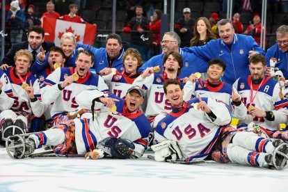 El equipo paralímpico de hockey sobre hielo celebra el oro conquistado en los Juegos de Invierno de Milano Cortina 2026