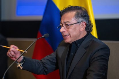El presidente de Colombia, Gustavo Petro, habla con los medios de comunicación en la Embajada de Colombia en Washington, D.C., y afirma haber mantenido conversaciones positivas con el presidente de Estados Unidos, Donald Trump, en la Casa Blanca, el 3 de febrero de 2026.