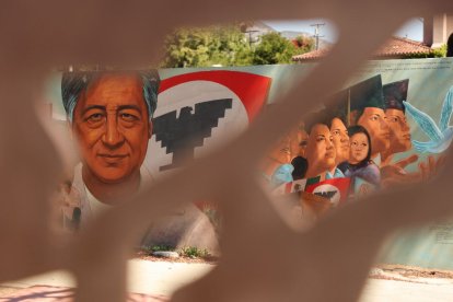 Un mural de 2004 del artista Ignacio Gomez, protagonizado por César Chávez