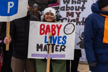 Cientos de personas se manifestaron por la Avenida de la Constitución hasta el Tribunal Supremo con la esperanza de que se revocara la sentencia Roe contra Wade.