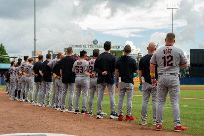 7 de septiembre de 2025, Clearwater, Florida, EE. UU.: Jugadores de los Cleveland Guardians se ponen de pie para el himno nacional. Tampa Bay Rays vs. Cleveland Guardians, Tampa, FL, George M. Steinbrenner Field (Crédito de la imagen: © Justin Colen/ZUMA Press Wire)