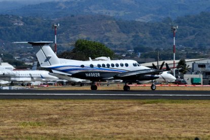 Un avión de la DEA despega durante la operación de extradición