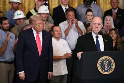 El zar de la frontera de EEUU, Tom Homan, interviene durante el evento One, Big, Beautiful en el Salón Este de la Casa Blanca, en Washington D. C., el 26 de junio de 2025. El presidente de EE. UU., Donald Trump, realizó el viernes en la Casa Blanca su última campaña a favor de su ambicioso paquete de desgravaciones fiscales y recortes presupuestarios, mientras el Senado prevé someterlo a votación en los próximos días. El llamado «One, Big, Beautiful Bill» prorrogaría los recortes fiscales del primer mandato de Trump, que están a punto de expirar, con un coste de 4,5 billones de dólares, pero privaría de asistencia sanitaria a millones de estadounidenses más pobres y añadiría más de 3 billones de dólares al déficit a lo largo de una década. Trump dijo a funcionarios y simpatizantes que el paquete era «una de las leyes más importantes de la historia de nuestro país». (Foto de Brendan SMIALOWSKI / AFP)