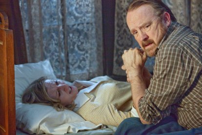 Carrie Anne Fleming y Jim Beaver en 'Supernatural'