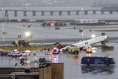 Un avión CRJ-900 de Air Canada Express permanece en la pista tras colisionar