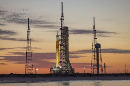 Durante una hermosa puesta de sol sobre el Océano Atlántico, el cohete lunar SLS Artemis II de la NASA se encuentra en posición vertical en la plataforma de lanzamiento LC-39B del Centro Espacial Kennedy, en el condado de Brevard, Florida, EE.UU. UU.