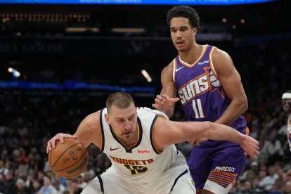 Nikola Jokic (Nuggets), defendido por Oso Ighodaro (Suns). Marzo de 2026