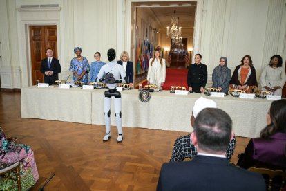 Un robot humanoide se exhibe en la Casa Blanca