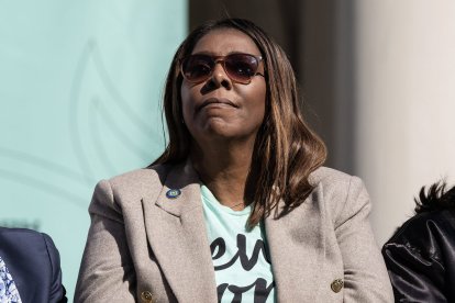 La Fiscal General Letitia James asiste a la celebración del Campeonato de la WNBA de Liberty en City Hall Plaza en Nueva York
