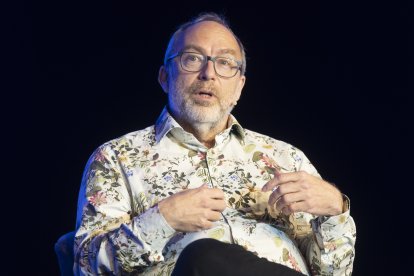 Jimmy Wales, fundador de Wikipedia, en conversación con la princesa Beatrice York, fundadora de By-Eq Limited durante el evento London Tech Week.