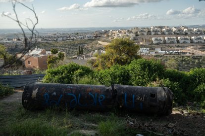 Vista de los restos de un misil iraní que cayó en el patio de una escuela en el asentamiento israelí de Peduel, el 24 de marzo de 2026. La guerra regional estalló después de que Estados Unidos e Israel lanzaran ataques contra Irán el 28 de febrero, con bajas reportadas en varios países de Oriente Medio. //MIDDLEEASTIMAGES_MEI-PSE-OA-PWBMR-20260324-001/Credit:Ori Aviram/MEI/SIPA/2603250513