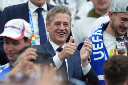 El primer ministro esloveno, Robert Golob, en las gradas antes del partido de octavos de final de la UEFA Euro 2024 en el Frankfurt Arena de Fráncfort, Alemania. Fecha de la fotografía: lunes 1 de julio de 2024.