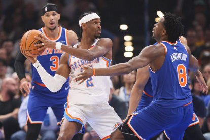 Shai Gilgeous-Alexander (Thunder), defendido por Og Anunoby y Josh Hart (Knicks)