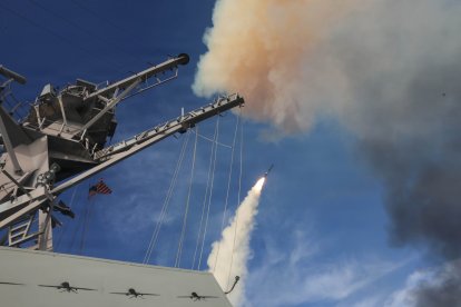 El destructor lanzamisiles de la clase Arleigh Burke USS Thomas Hudner (DDG 116) dispara un misil de ataque terrestre Tomahawk durante la Operación Epic Fury, el 21 de marzo de 2026. (Foto de la Armada de los Estados Unidos)