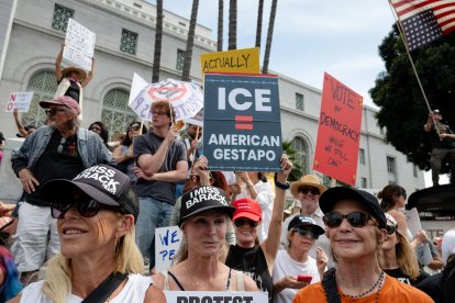 Manifestantes se concentran en las escaleras del Ayuntamiento de Los Ángeles, en California, durante una concentración bajo el lema 'No Kings'