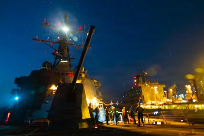 El destructor lanzamisiles de la clase Arleigh Burke USS Spruance (DDG 111) realiza un reabastecimiento en el mar con el buque de reabastecimiento de la flota USNS Henry J. Kaiser (T-AO-187) durante la Operación Epic Fury, el 18 de marzo de 2026. (Foto de la Armada de los Estados Unidos)
