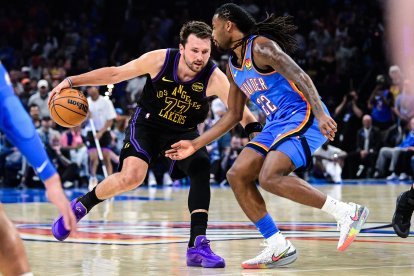 Luka Doncic (Lakers), tratando de driblar a Cason Wallace (Thunder)