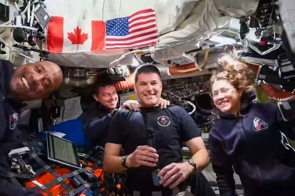 Una transmisión en vivo de la NASA, muestra a los astronautas de la misión Artemis II