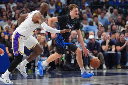 Dallas Mavericks forward Cooper Flagg, right, drives against Los Angeles Lakers forward LeBron James (23) durante la segunda parte de un partido de baloncesto de la NBA disputado en Dallas el domingo 5 de abril de 2026. (Foto AP/LM Otero)