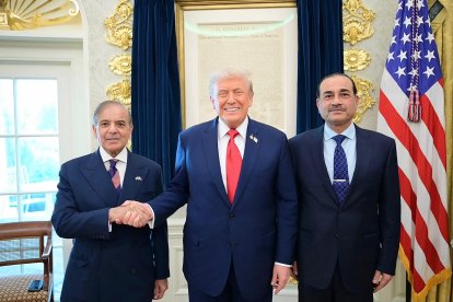 U.S. President Donald Trump meets with Pakistani Prime Minister Shehbaz Sharif (left) and Field Marshal Asim Munir, Pakistan’s chief of Defense Forces and Army Staff
