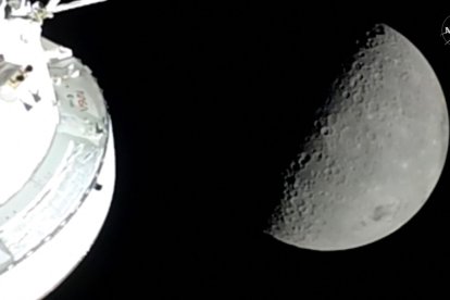 Esta captura de pantalla de una transmisión en vivo de la NASA muestra la nave espacial Orion acercándose a la Luna el 6 de abril de 2026