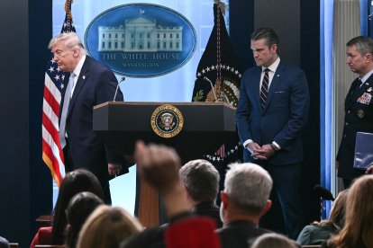 Donald Trump y Pete Hegseth en la sala de prensa/ Brendan Smialowski