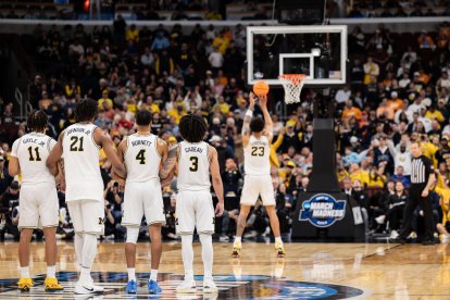 Yaxel Landeborg (derecha) y sus compañeros de los Wolverines de Michigan en acción contra los Volunteers de Tennessee en la ronda de cuartos de final del Torneo de Baloncesto Masculino de la NCAA, celebrado en el United Center. Resultado final: Michigan 95-62 Tennessee.