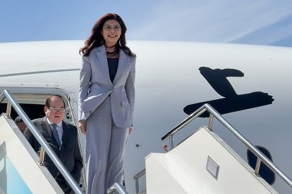 La presidenta del Kuomintang, Cheng Li-wen (derecha), llegando al Aeropuerto Internacional de Shanghái
