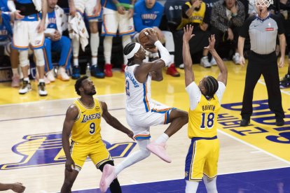 7 de abril de 2026, Los Ángeles, California, EE. UU.: Shai Gilgeous-Alexander (2), del Oklahoma City Thunder, se desmarca de Bronny James (9), de Los Angeles Lakers, y se dirige hacia la canasta durante un partido de baloncesto de la NBA (Crédito de la imagen: © Ringo Chiu/ZUMA Press Wire)