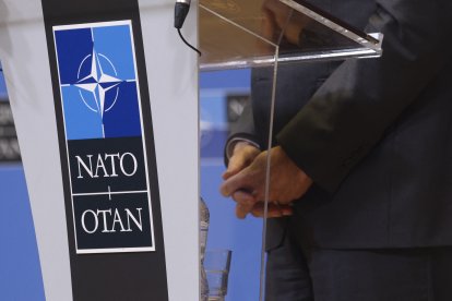 Un podio con el logo de la OTAN