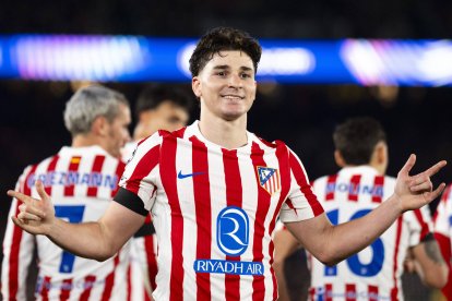 Julian Álvarez (Atlético de Madrid) celebra tras marcar un gol durante el partido de fútbol de la Liga de Campeones entre el FC Barcelona y el Atlético de Madrid, disputado en el estadio Camp Nou de Barcelona, España, el 8 de abril de 2026.