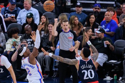 8 de abril de 2026, Inglewood, California, EE. UU.: Shai Gilgeous-Alexander (n.º 2), de los Oklahoma City Thunder, lanza por encima de John Collins (n.º 20), de los Los Angeles Clippers, durante un partido de la temporada regular de la NBA de 2026, celebrado el miércoles 8 de abril de 2026 en el Intuit Dome Arena de Inglewood, California.