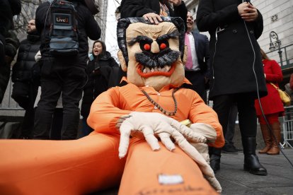 Un muñeco de Nicolás Maduro desplegado frente al edificio donde tuvo lugar su segunda comparecencia ante un tribunal federal en la ciudad de Nueva York, el 26 de marzo de 2026.