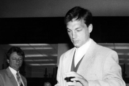 Viktor Orbán depositando su voto en la primera vuelta de las elecciones generales húngaras de 1994.