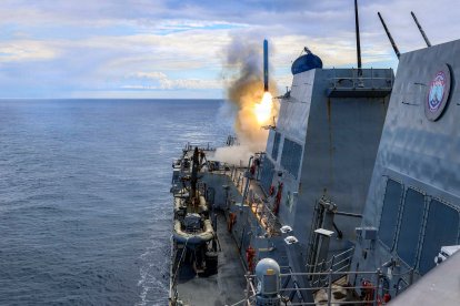 El USS Thomas Hudner lanzando un misil durante la Operación Furia Épica. Imagen de archivo