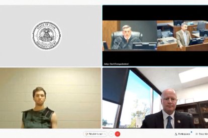 Esta captura de pantalla de la transmisión en vivo de la Corte de Utah muestra a Tyler Robinson