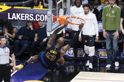 LeBron James realiza un mate frente a los Phoenix Suns