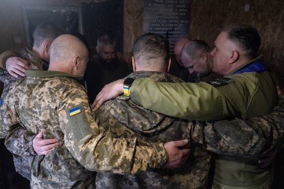 Varios soldados ucranianos se reúnen antes del inicio de la tregua. 10 de abril de 2026