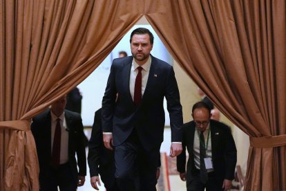 El vicepresidente JD Vance llegando a la reunión en Islamabad.