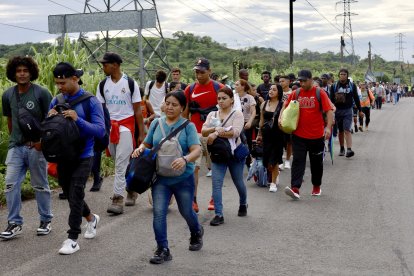 Alrededor de 300 migrantes de diferentes nacionalidades en una caravana rumbo a EEUU