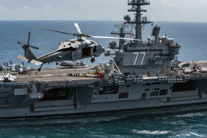 Escuadrón de Helicópteros de Combate Marítimo (HSC) 9 mientras vuela junto al portaaviones USS George H.W. Bush