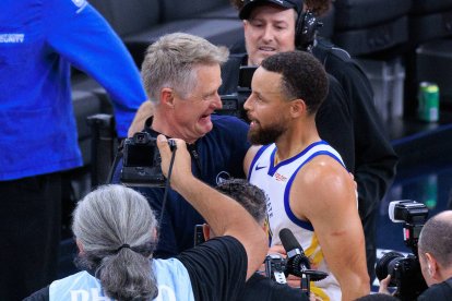 Steve Kerr y Stephen Curry, de los Warriors, se abrazan tras vencer a los Clippers