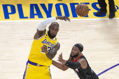 18 de abril de 2026, Los Ángeles, California, Estados Unidos: LeBron James (23), de los Lakers de Los Ángeles, pasa el balón mientras es defendido por Josh Okogie (20), de los Rockets de Houston, durante el primer partido de la primera ronda de los playoffs de la NBA en el Crypto.com Arena. Playoffs de la NBA 2026: Lakers 107-98 Rockets.