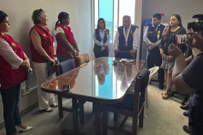 Fotografía difundida por la Fiscalía General del Perú: fiscales registran un almacén donde la ONPE (Organización Nacional de Procesos Electorales) guarda material electoral en Lurín, al sur de Lima, el 17 de abril de 2026. Los fiscales registraron el 17 de abril de 2026 un almacén donde la ONPE guarda las hojas de recuento y las papeletas utilizadas durante las caóticas elecciones que terminaron con denuncias contra funcionarios y acusaciones sobre la pérdida de material electoral.